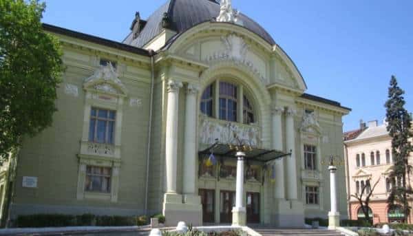 У Чернівцях: готуються до показу вистави “Солодка Даруся” Марії Матіос.