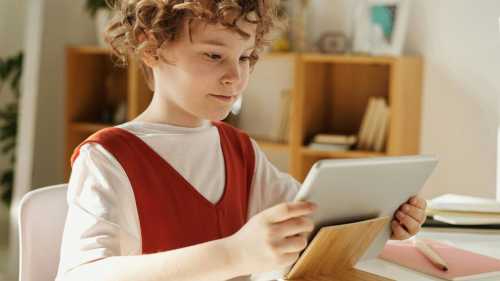 З дітьми треба говорити. Чому сховати гаджети від дитини — це не перемога