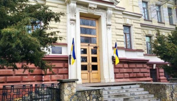 Частина вкрадених росіянами експонатів з Херсонського музею гниє у підвалі в Генічеську