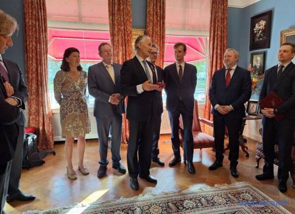 Нідерландський волонтер отримав орден «За заслуги» ІІІ ступеня за підтримку України 13 Нідерландський волонтер отримав орден «За заслуги» ІІІ ступеня за підтримку України 13