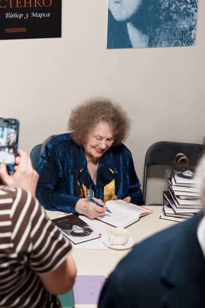 Ліна Костенко видала нову поетичну книгу, "Вітер із Марса". 5