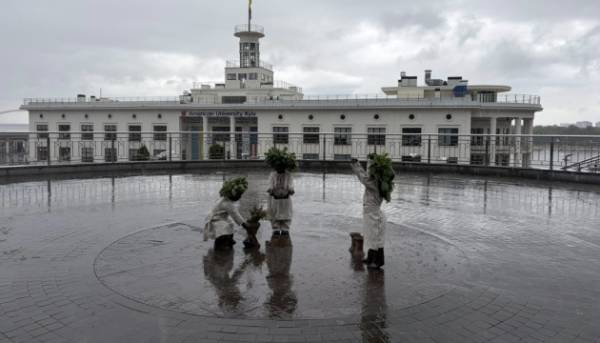 ГОЛОВНА 27 Фігурки київських князів одягли в одяг трипільців