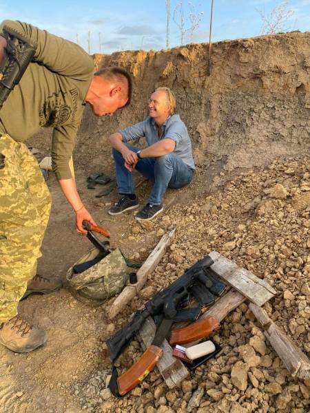 Нідерландський волонтер отримав орден «За заслуги» ІІІ ступеня за підтримку України 16 Нідерландський волонтер отримав орден «За заслуги» ІІІ ступеня за підтримку України 16
