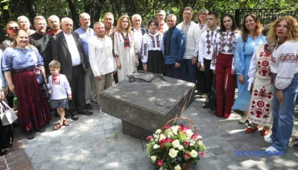 У Києві відкрили пам’ятний знак дипломатам і журналістам, які повідомили світу про&hellip;