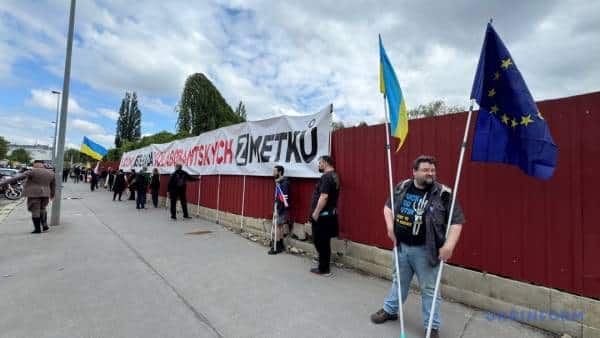 У Празі перед кладовищем активісти зустрічали «Нічних вовків» 8