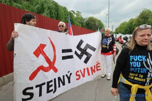 У Празі перед кладовищем активісти зустрічали «Нічних вовків» 9