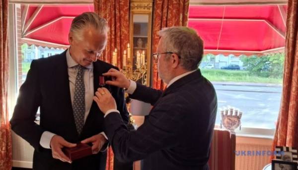 Нідерландський волонтер отримав орден «За заслуги» ІІІ ступеня за підтримку України 11 Нідерландський волонтер отримав орден «За заслуги» ІІІ ступеня за підтримку України 11