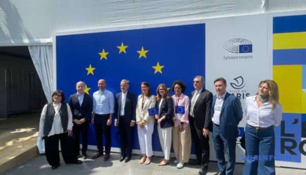 Очільник Парижа вправлявся у петриківському живописі на українській локації до Європейського Дня 6