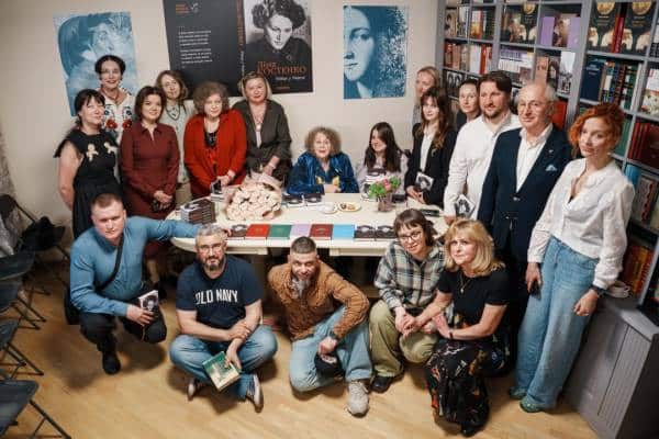 Ліна Костенко видала нову поетичну книгу, "Вітер із Марса". 6