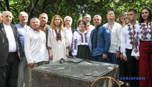 У Києві відкрили пам’ятний знак дипломатам і журналістам, які повідомили світу про Голодомор в Україні 10