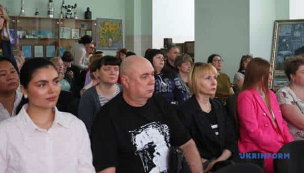 У Харкові презентували меморіальну експозицію на честь загиблої від рук Росії художниці Вероніки Кожушко 10