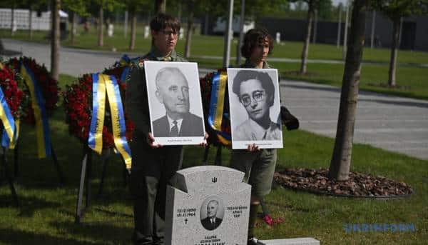Лідера ОУН Андрія Мельника та його дружину перепоховали на Національному меморіальному кладовищі 23 Лідера ОУН Андрія Мельника та його дружину перепоховали на Національному меморіальному кладовищі 23