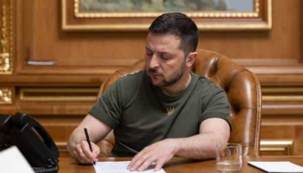 ГОЛОВНА 35 Зеленський підписав закони щодо залучення інвестицій та будівництва Музею Революції гідності
