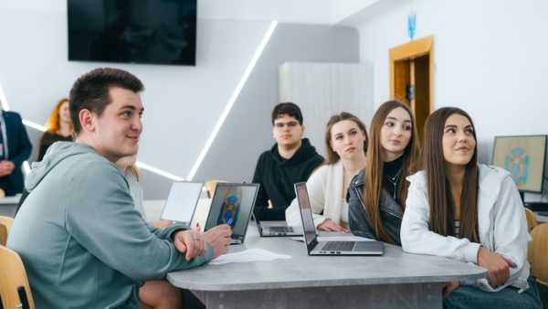 Українським школам та коледжам передали більше 7 тисяч пристроїв. 4