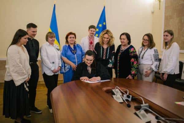 МКІП запропонувало вишиванку для внесення до переліку всесвітньої культурної спадщини ЮНЕСКО 6 МКІП запропонувало вишиванку для внесення до переліку всесвітньої культурної спадщини ЮНЕСКО 6
