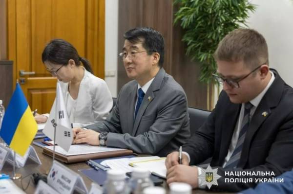 Корея передала Нацполіції 60 пікапів для виконання службових завдань в умовах війни 16