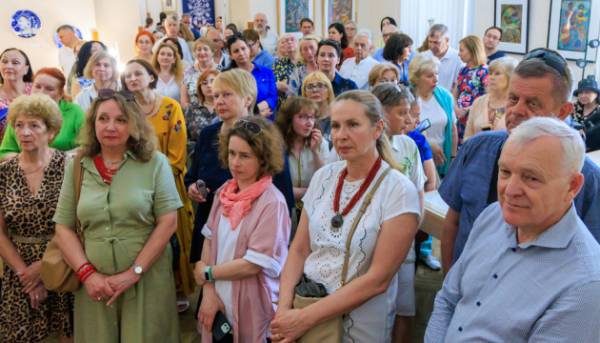 У Києві презентували експозицію «Мир небу і землі. Порцелянова симфонія родини Трегубових» 8