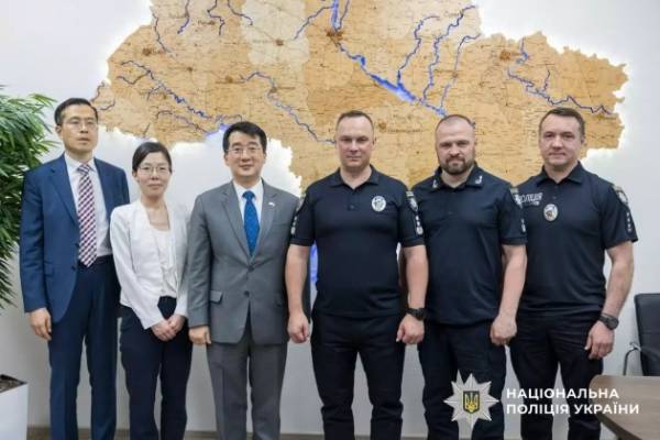 Корея передала Нацполіції 60 пікапів для виконання службових завдань в умовах війни 13