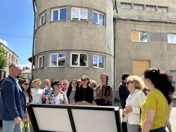 У Києві встановили інформаційний стенд про зруйновану Воскресенську церкву на Подолі 6