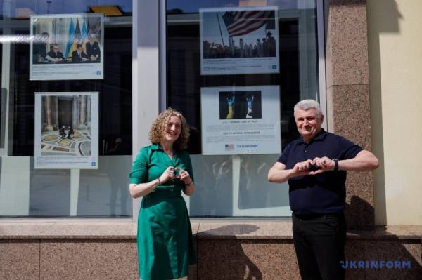 Укрінформ і американське посольство відкрили спільну фотовиставку до 250-ї річниці незалежності США 13