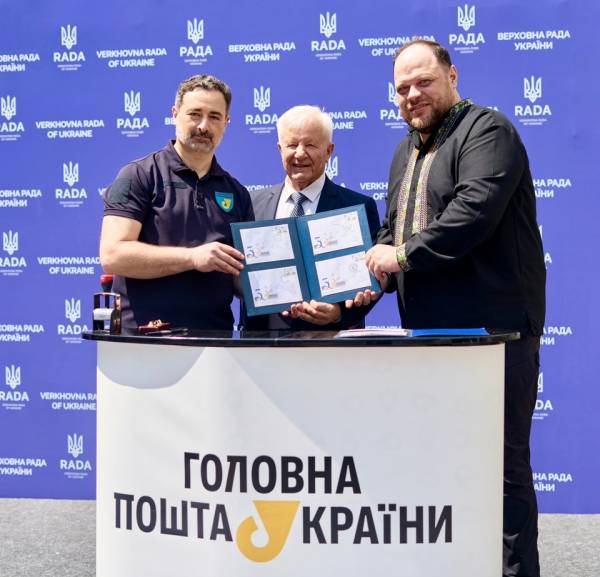 До 30-річчя Конституції України вийшов спеціальний поштовий випуск 6