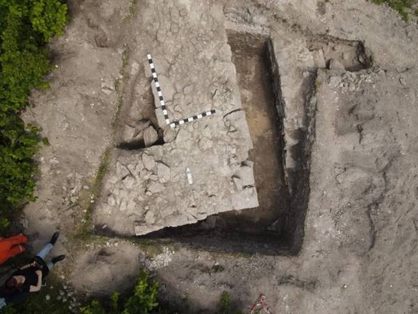 На Хмельниччині знайшли основу дзвіниці печерного монастиря 14