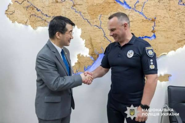 Корея передала Нацполіції 60 пікапів для виконання службових завдань в умовах війни 12