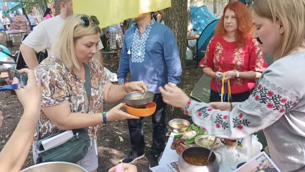 Протягом сезону рекомендується вжити 12 порцій борщу по-козацьки. 13 Протягом сезону рекомендується вжити 12 порцій борщу по-козацьки. 13