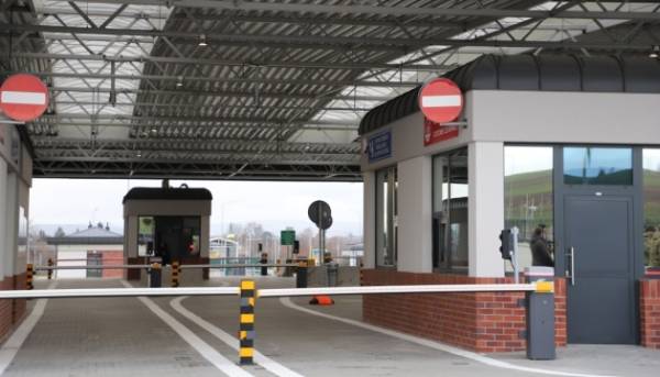 ГОЛОВНА 32 Пропуск автобусів на ПП «Шегині – Медика» триватиме із затримками: прикордонники назвали причину