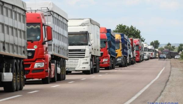 ГОЛОВНА 22 На дорогах України через спеку обмежують рух вантажівок