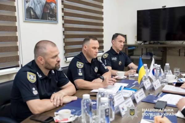 Корея передала Нацполіції 60 пікапів для виконання службових завдань в умовах війни 15