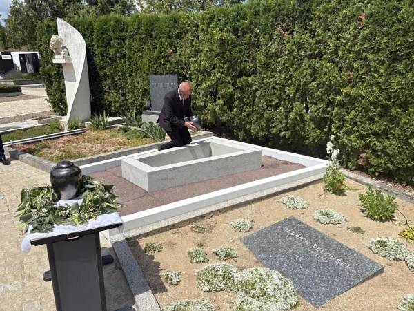 У Брно, Чехія, ексгумували та перепоховали прах Мілана Кундери разом з його дружиною. 5