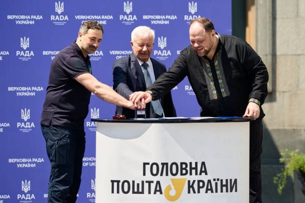 До 30-річчя Конституції України вийшов спеціальний поштовий випуск 8