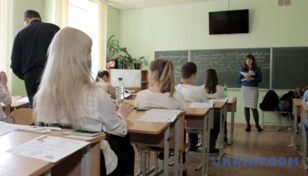 В Україні вищу освіту здобувають понад мільйон людей 9 В Україні вищу освіту здобувають понад мільйон людей 9