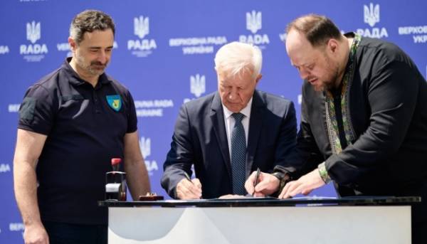 До 30-річчя Конституції України вийшов спеціальний поштовий випуск