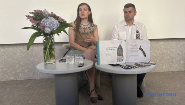 У Чернівцях презентували видання про народні прикраси з бісеру «Український котильон». 12