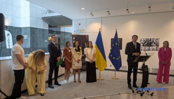 У Європарламенті відкрилася виставка про українців, які перенесли пластичні операції після поранень 8 У Європарламенті відкрилася виставка про українців, які перенесли пластичні операції після поранень 8