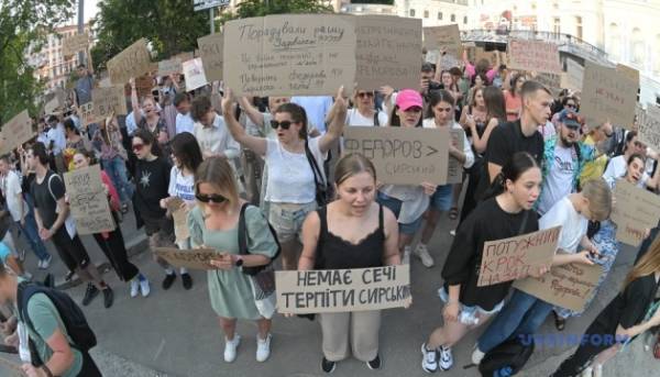 У Києві триває мітинг проти відставки Федорова 7 У Києві триває мітинг проти відставки Федорова 7
