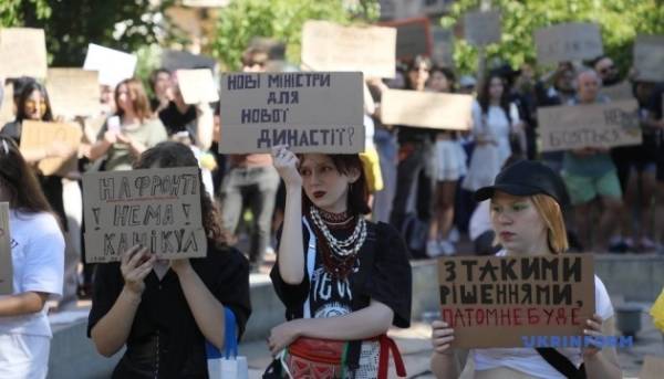 Другий день протестів: у Києві та інших містах люди вийшли на підтримку Федорова 8 Другий день протестів: у Києві та інших містах люди вийшли на підтримку Федорова 8