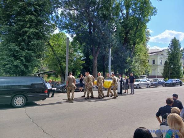 У Києві попрощалися з комунікаційницею УДО Валентиною Савіцькою, яка загинула внаслідок удару РФ 36 У Києві попрощалися з комунікаційницею УДО Валентиною Савіцькою, яка загинула внаслідок удару РФ 36