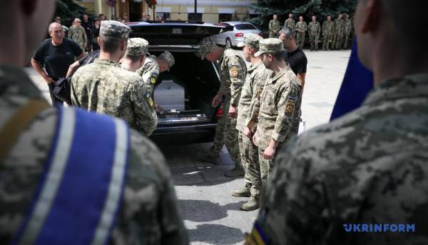 У Києві попрощалися з комунікаційницею УДО Валентиною Савіцькою, яка загинула внаслідок удару РФ 33 У Києві попрощалися з комунікаційницею УДО Валентиною Савіцькою, яка загинула внаслідок удару РФ 33