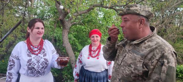 На городі чорна бузина, на столі чорносмородиновий лікер 13 На городі чорна бузина, на столі чорносмородиновий лікер 13