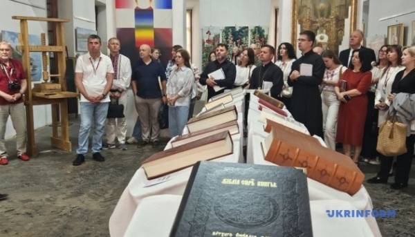 ГОЛОВНА 37 У Дубенському замку було представлено пересувну виставку «Острозька реліквія 1581».