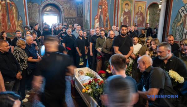 У Києві попрощалися з комунікаційницею УДО Валентиною Савіцькою, яка загинула внаслідок удару РФ 20 У Києві попрощалися з комунікаційницею УДО Валентиною Савіцькою, яка загинула внаслідок удару РФ 20