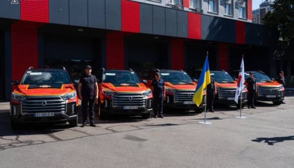 ДСНС отримала від Кореї пікапи для підсилення рятувальних підрозділів