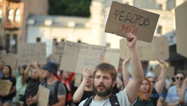 У Києві триває мітинг проти відставки Федорова 12 У Києві триває мітинг проти відставки Федорова 12