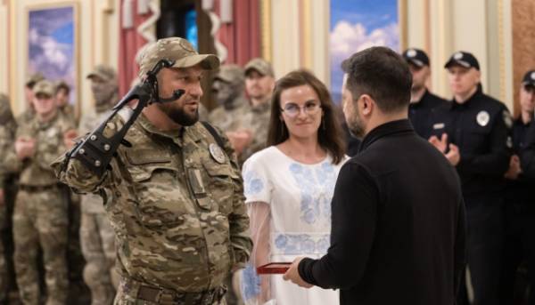 Зеленський зустрівся з поліцейськими та відзначив їх державними нагородами 10 Зеленський зустрівся з поліцейськими та відзначив їх державними нагородами 10