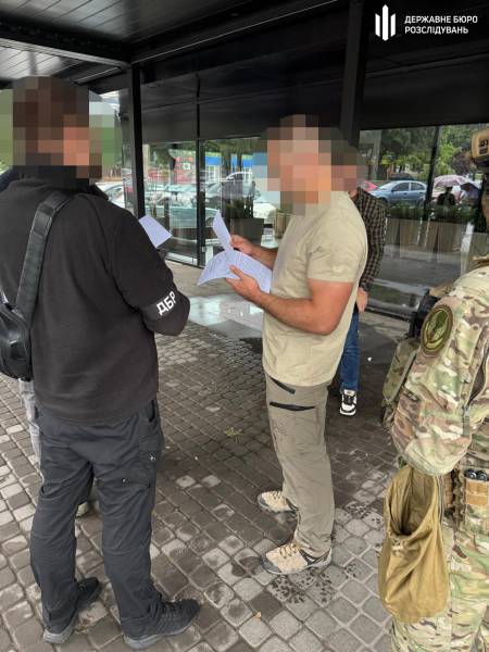 Військовослужбовця з полку «Скеля» затримали за підозрою в побитті капелана й підполковника 4 Військовослужбовця з полку «Скеля» затримали за підозрою в побитті капелана й підполковника 4