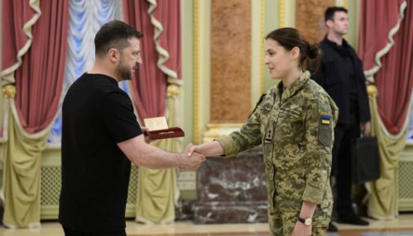 Напередодні Дня медичного працівника Зеленський вручив державні нагороди лікарям та бойовим медикам