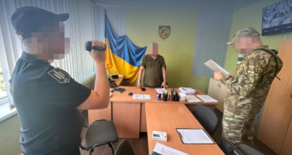 ДБР продовжує перевірки ТЦК по всій країні: вже оголосили 15 підозр, двоє затриманих 4 ДБР продовжує перевірки ТЦК по всій країні: вже оголосили 15 підозр, двоє затриманих 4